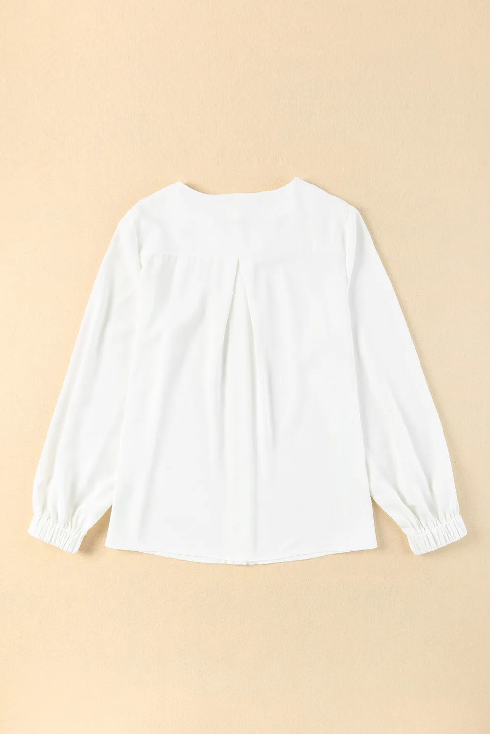 Chemise blanche à col ras du cou et poignets extensibles froncés