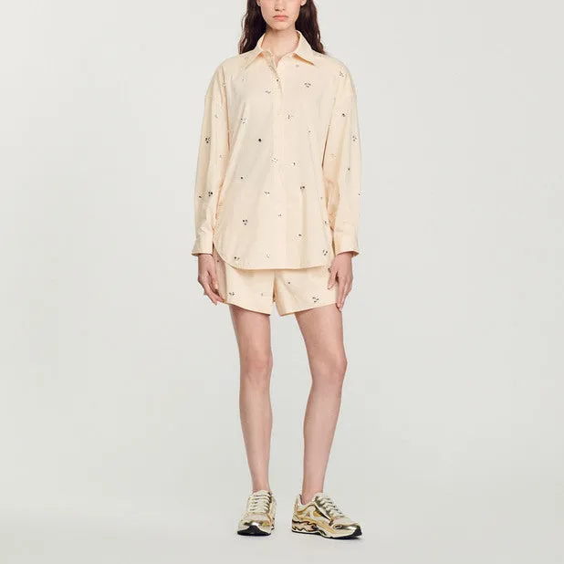 Chemise ornée de strass brodés à la main