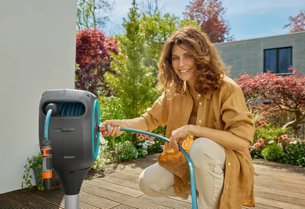Dévidoir automatique pour terrasse RollUp M, tuyau de 20 m bleu turquoise - enroulement automatique - GARDENA - 18615-20