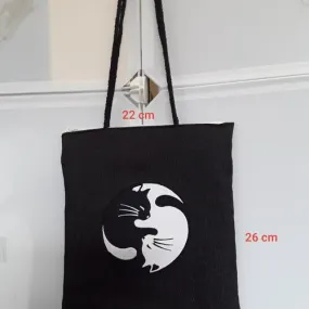 Sac  épaule,26/22 cm ,coton,jean noir, chats yin et yang,, envoi mondial relay , a voir la fiche